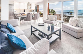 CP - Modern Beachside Apartment in Estepona, Estepona